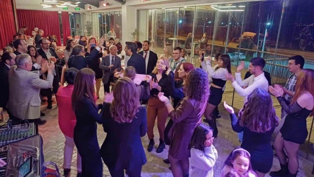 Aydınlı gazeteciler düzenlenen gecede stres attı