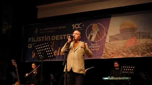 Aykut Kuşkaya Filistin'e destek gecesinde sahne aldı
