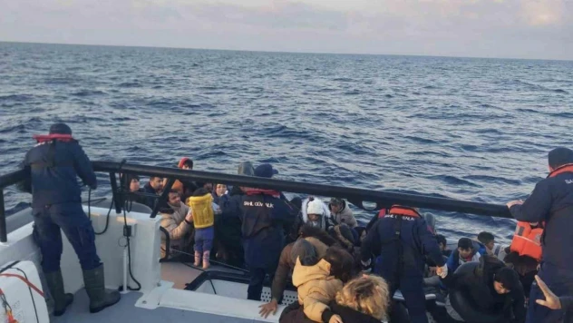 Ayvacık açıklarında lastik botları arızalanan ve sürüklenen 78 kaçak göçmen kurtarıldı