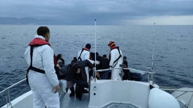 Ayvacık'ta 62 kaçak göçmen kurtarıldı, 39 kaçak göçmen yakalandı