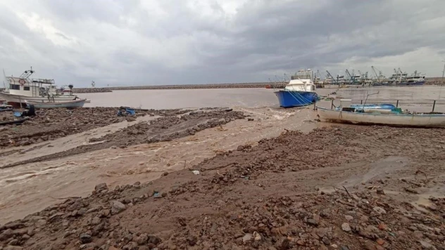 Ayvacık'ta sağanak yağış nedeniyle Gülpınar-Babakale köy yolu trafiğe kapatıldı