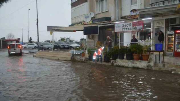 Ayvalık'ta kuvvetli sağanak yağış etkili oldu