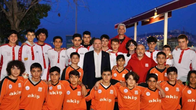 Ayvalıklı 'Dev adamlar' zaferi Başkan Ergin ile kutladı