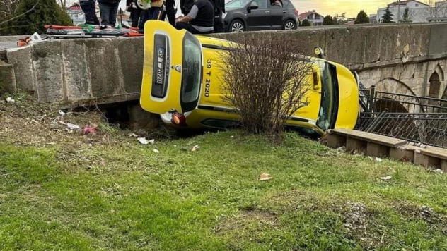 Babaeski'de yoldan çıkan ticari taksi devrildi: 1 yaralı