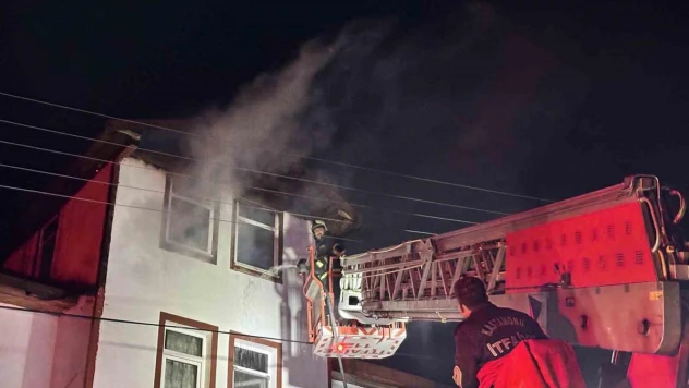 Bacadan çıkan yangın iki katlı binanın çatısını kullanılamaz hale geldi