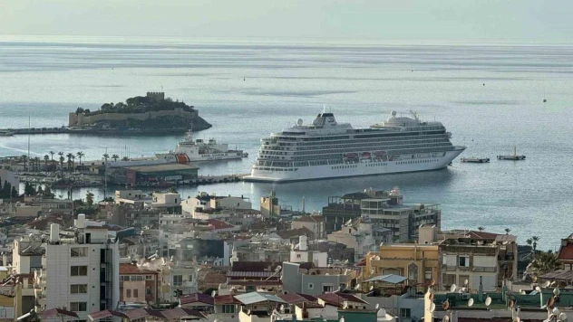 Bahama bayraklı kruvaziyer Kuşadası'na yanaştı