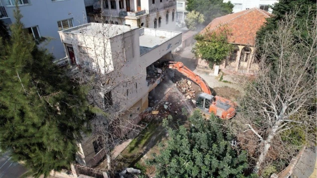 Bahçedeki kaçak yapı yıkılıyor:100 yıllık okul, tekrar eğitime kazandırılacak