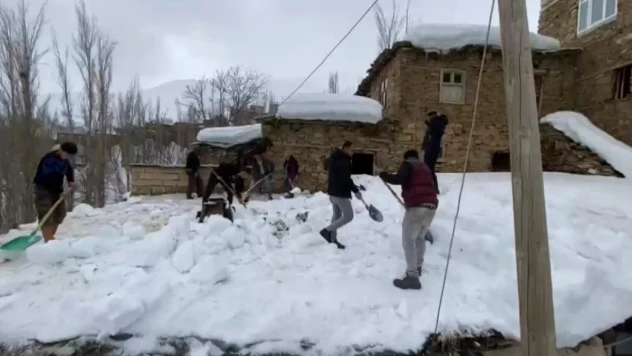 Bahçesaray'da imece usulü kar temizleme