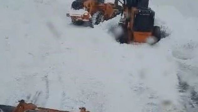 Bahçesaray yolunda heyelan ve çığ