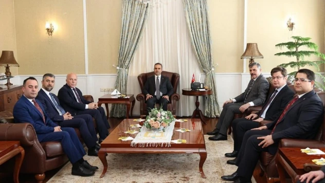 Bakan Kacır'dan Valilik ve Büyükşehir Belediyesi'ne ziyaret