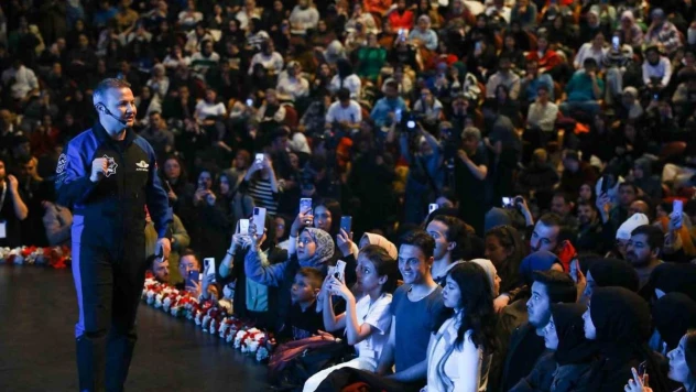 Bakan Kacır ile Türkiye'nin ilk astronotu Gezeravcı, Atatürk Üniversitesinde gençlerle buluştu