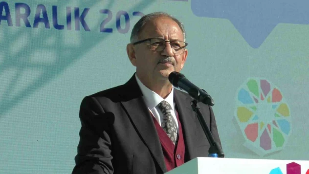 Bakan Özhaseki: 'Burada 500'e yakın aktif fay hattı var ve her an her yede 4,5,6,7 şiddetinde deprem olabilir. Bir an önce konutlarımızı depreme dirençli yapmalıyız'