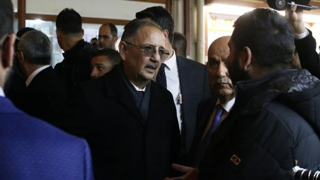 Bakan Özhaseki: 'Gelecek senenin ortalarına kadar bütün hak sahiplerinin konutlarını bitireceğiz'