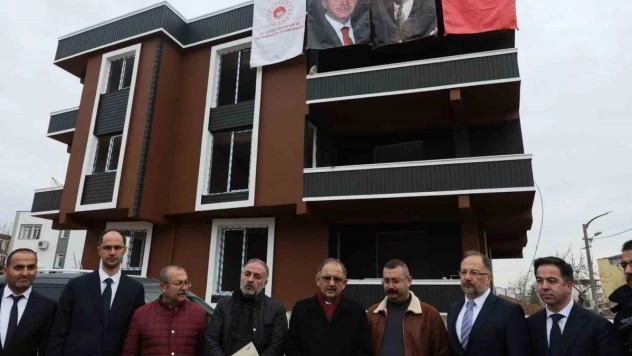 Bakan Özhaseki, Adıyaman'da evini yerinde yeniden yapan Kürkoğlu ailesini ziyaret etti
