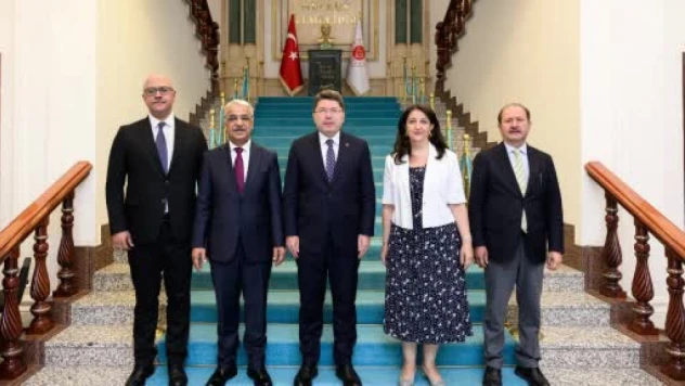 Bakan Tunç, DEM Parti heyeti ile görüştü