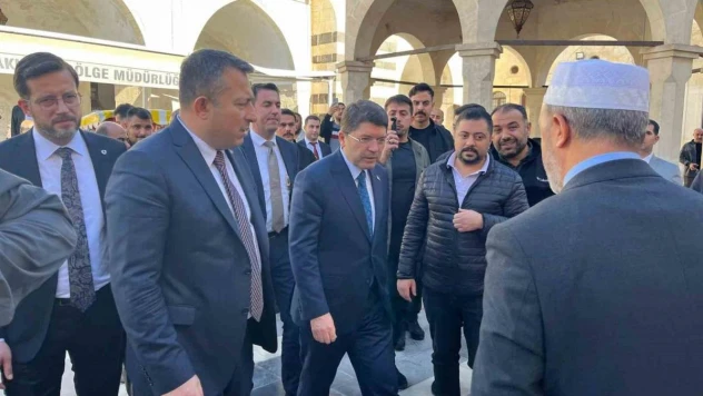 Bakan Tunç, Kilis'te esnaf ziyareti yaptı, vatandaşlarla cuma namazı kıldı