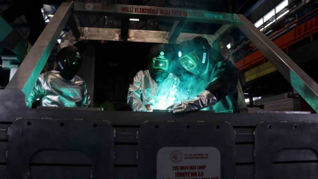 Bakan Uraloğlu, ilk yerli ve milli elektrikli tren setlerinin kaynağını yaptı