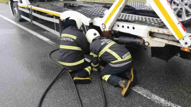 Balataları yanan otomobil yüklü tıra itfaiye müdahale etti