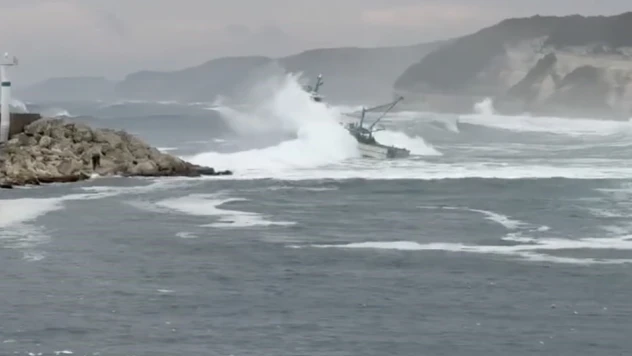 Balıkçı teknesinin dev dalgalarla mücadelesi, yürekleri ağza getiren anlar
