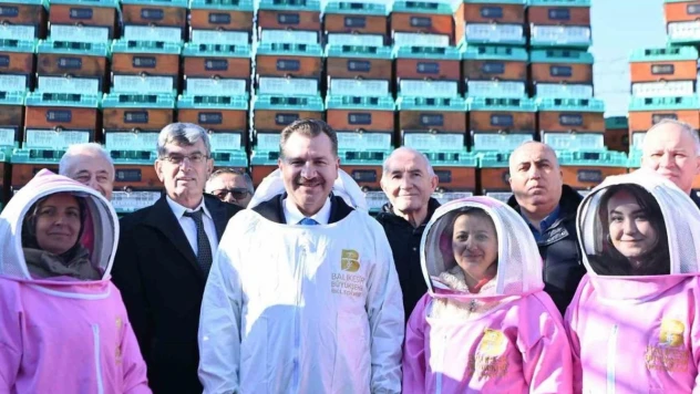 Balıkesir Büyükşehir'den bal üreticilerine hibe kovan dağıtıldı