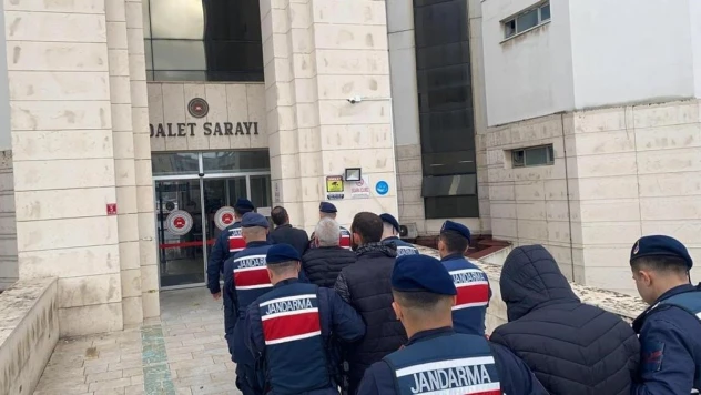 Balıkesir'de 9 düzensiz göçmen ve 6 organizatör yakalandı
