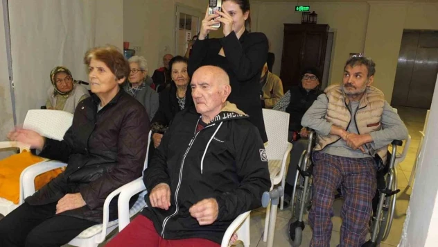 Balıkesir'de amatörler korosu yaşlılara unutulmaz bir gün yaşattı