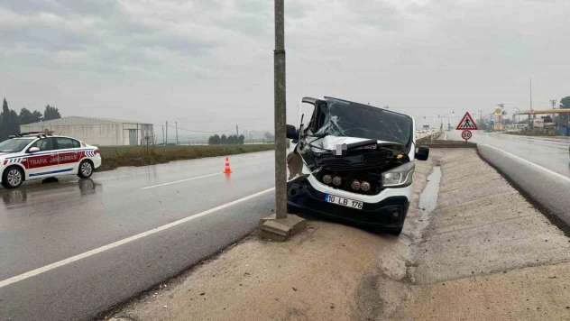 Balıkesir'de kamyonet ile tır çarpıştı: 1 yaralı