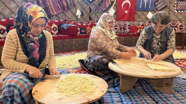 Balıkesir'de Ramazan sofraları için kadınların erişte mesaisi başladı
