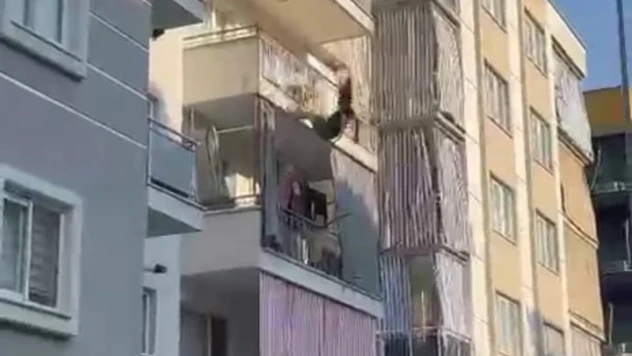 Balkona çıkıp kendini boşluğa bırakan kadın ağır yaralandı