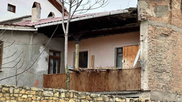 Balkondan girdikleri evde değerli eşya bulamayınca kombi ve televizyonları çaldılar