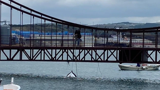 Bandırma'da içi su ile dolan kayık battı