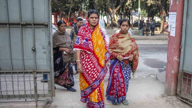 Bangladeş'te halk genel seçimler için sandık başında