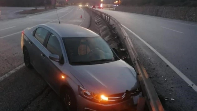 Bariyerlere çarpan otomobilde 2 kişi yaralandı