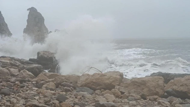 Bartın'da fırtına hayatı olumsuz etkiliyor, dalga boyları 5 metreyi buldu