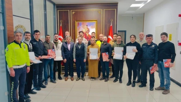 Başarılı polis memurlarına başarı belgesi