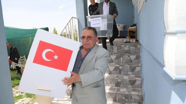 Başkale'de hasta ve engelli seçmen seyyar sandıkta oy kullandı