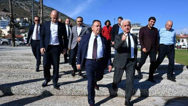 Başkan Böcek: 'Finike'ye Cumhuriyet Meydanı çok yakıştı'