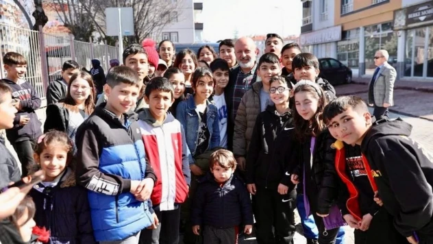 Başkan Çolakbayrakdar: 'Çocuklarımızın hem yüzünü güldürüyoruz hem de geleceğe hazırlıyoruz'