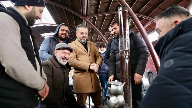 Başkan Çolakbayrakdar esnaf ve vatandaşlarla birlikte