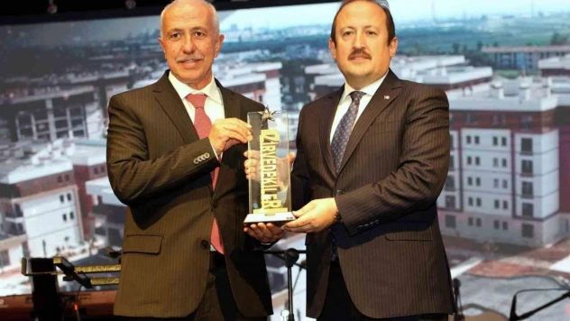 Başkan Gültak'a 'Yılın hizmet projesi' ödülü