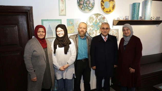 Başkan Işık çini sanatçısı İsmail Yiğit'i ziyaret etti