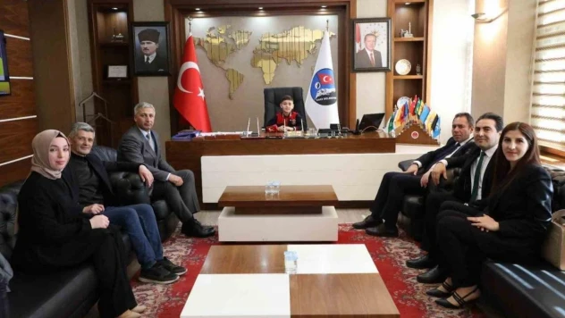 Başkan koltuğuna oturan çocuk yol, park ve bahçe yapılmasını istedi