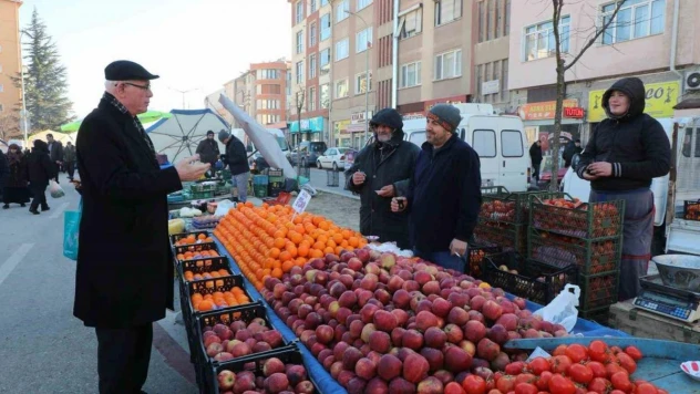Başkan Kurt'tan salı pazarına ziyaret