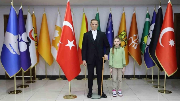 Başkan Özcan, vatandaşları Atatürk'ün balmumu heykelini göremeye davet etti