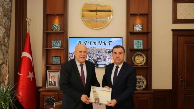 Başkan Pekmezci Bayburt Belediyesinin yeni yayınlandığı kitabı Vali Eldivan'a hediye etti