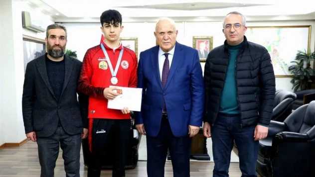 Başkan Pekmezci Kung Fu Türkiye İkincisini altınla ödüllendirdi