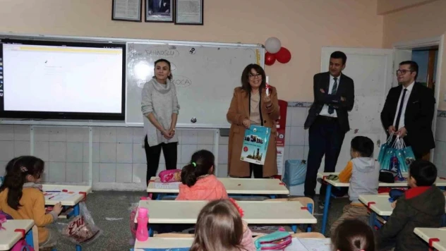 Başkan Şahiner, öğrencilere tatil seti hediye etti