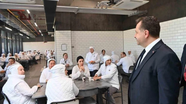 Başkan Yılmaz, ziyaret ettiği işçileri kahve içmeye davet etti