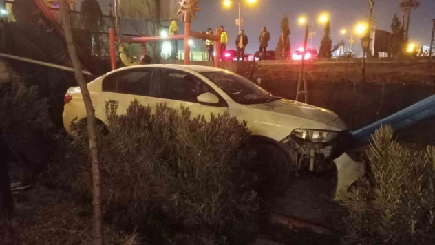 Batman'da bir otomobil çocuk parkına uçtu