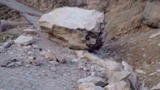 Batman'da düşen kaya parçası yolu ulaşıma kapattı